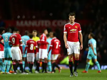 Los jugadores del Manchester United y West ham, discuten sobre el césped de Old Trafford Los jugadores del Manchester United y West ham, discuten sobre el césped de Old Trafford