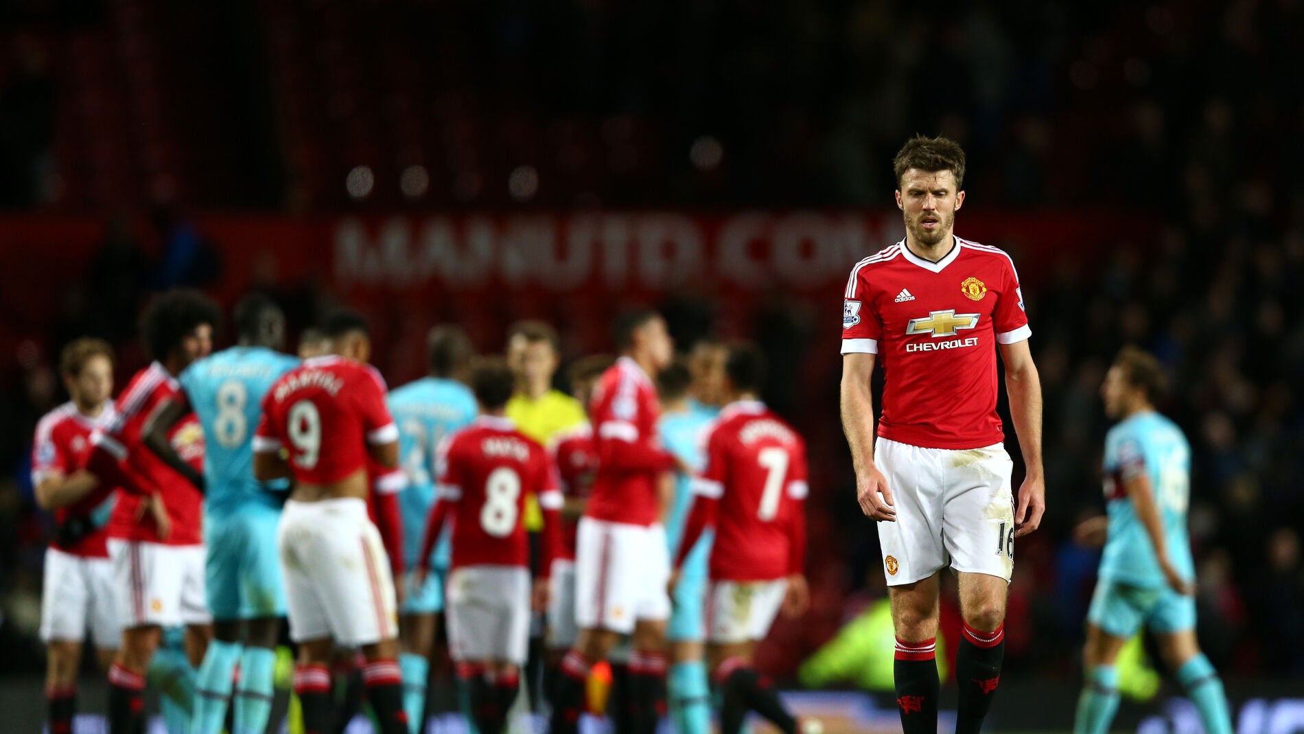 Los jugadores del Manchester United y West ham, discuten sobre el c&eacute;sped de Old Trafford