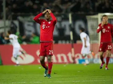 Los jugadores del Gladbach celebran el gol ante los apesumbrados futbolistas del Bayern Los jugadores del Gladbach celebran el gol ante los apesumbrados futbolistas del Bayern