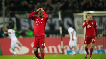 Los jugadores del Gladbach celebran el gol ante los apesumbrados futbolistas del Bayern