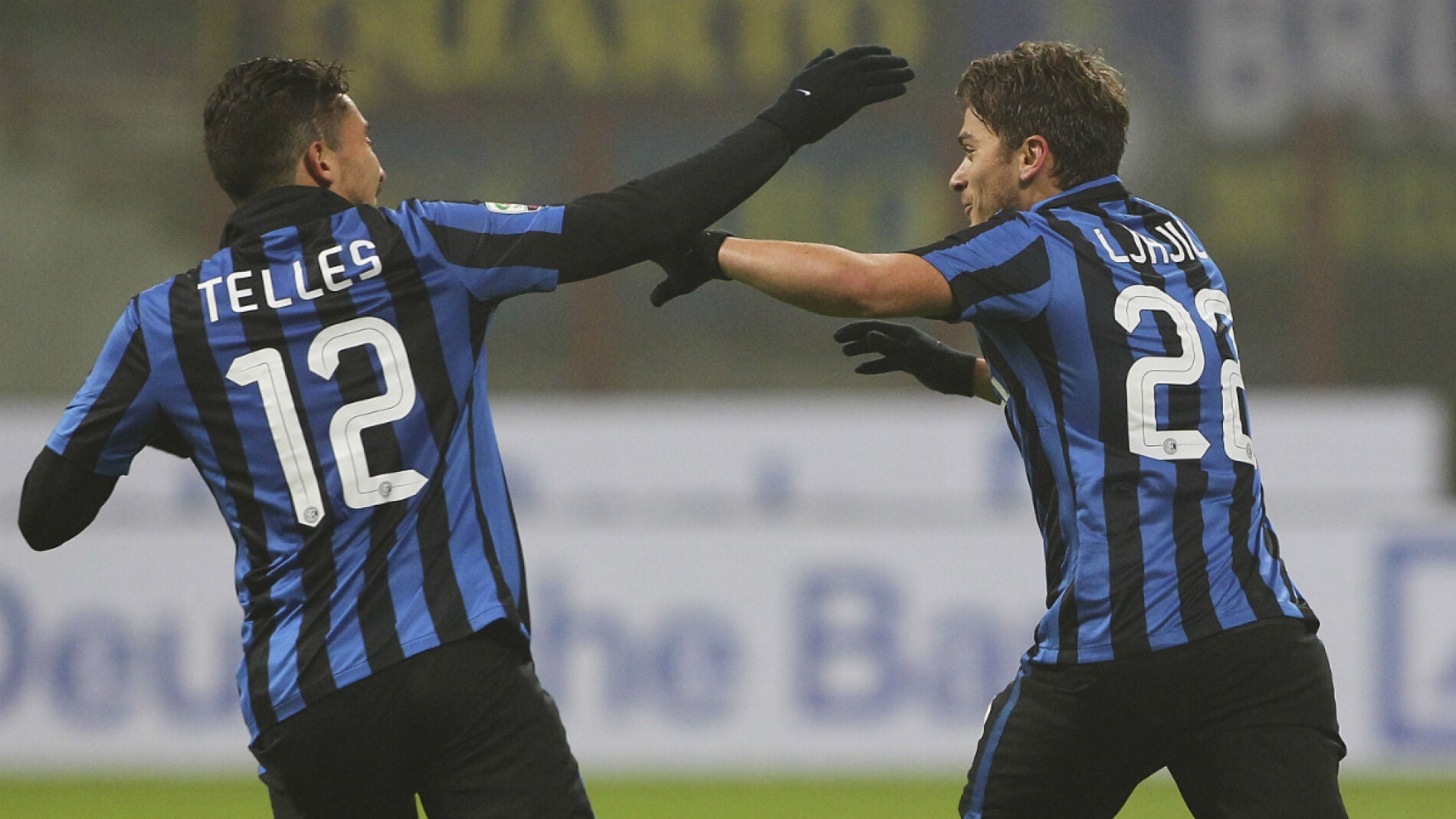 Telles y Ljajic celebran un gol