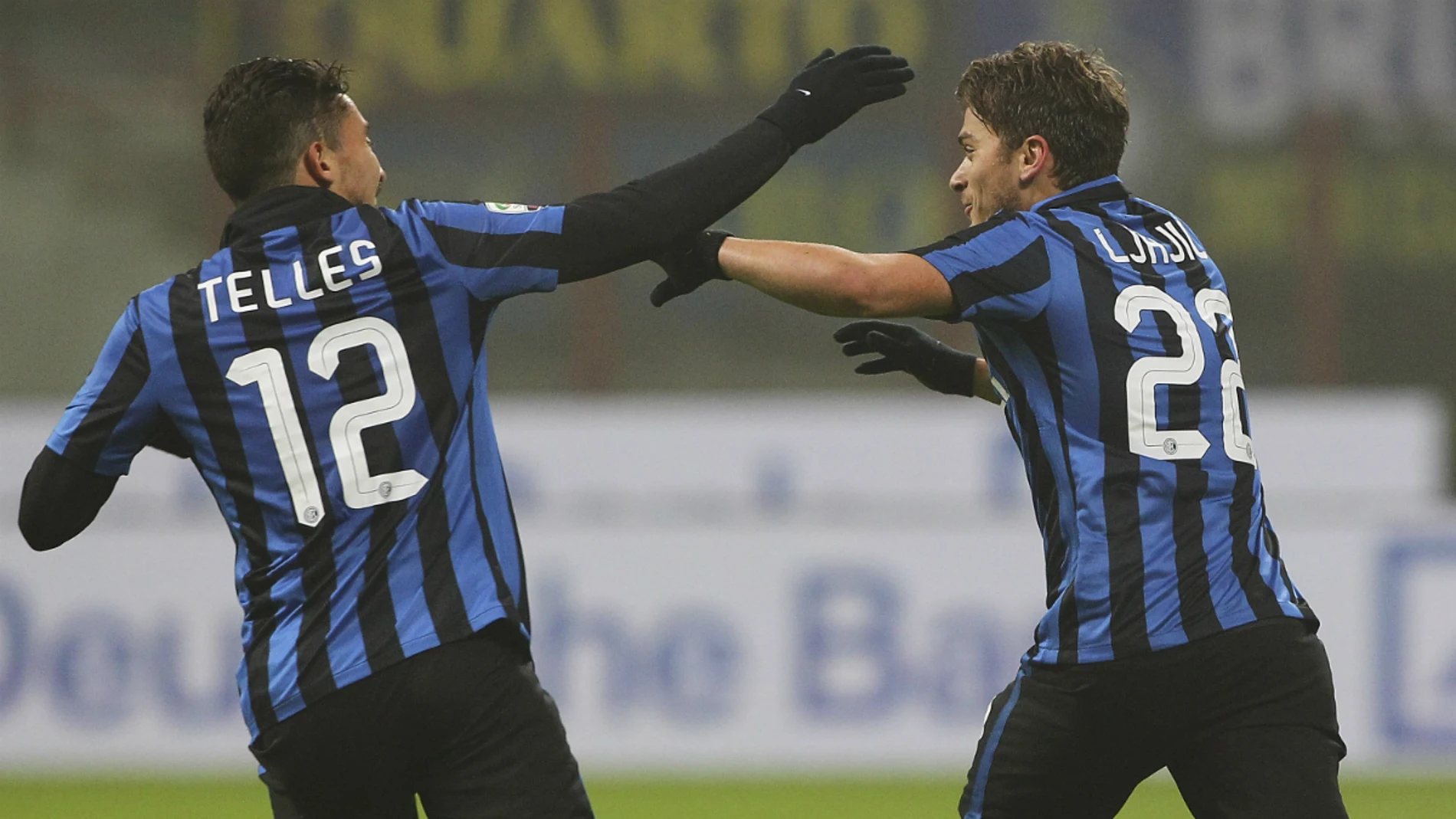 Telles y Ljajic celebran un gol Telles y Ljajic celebran un gol