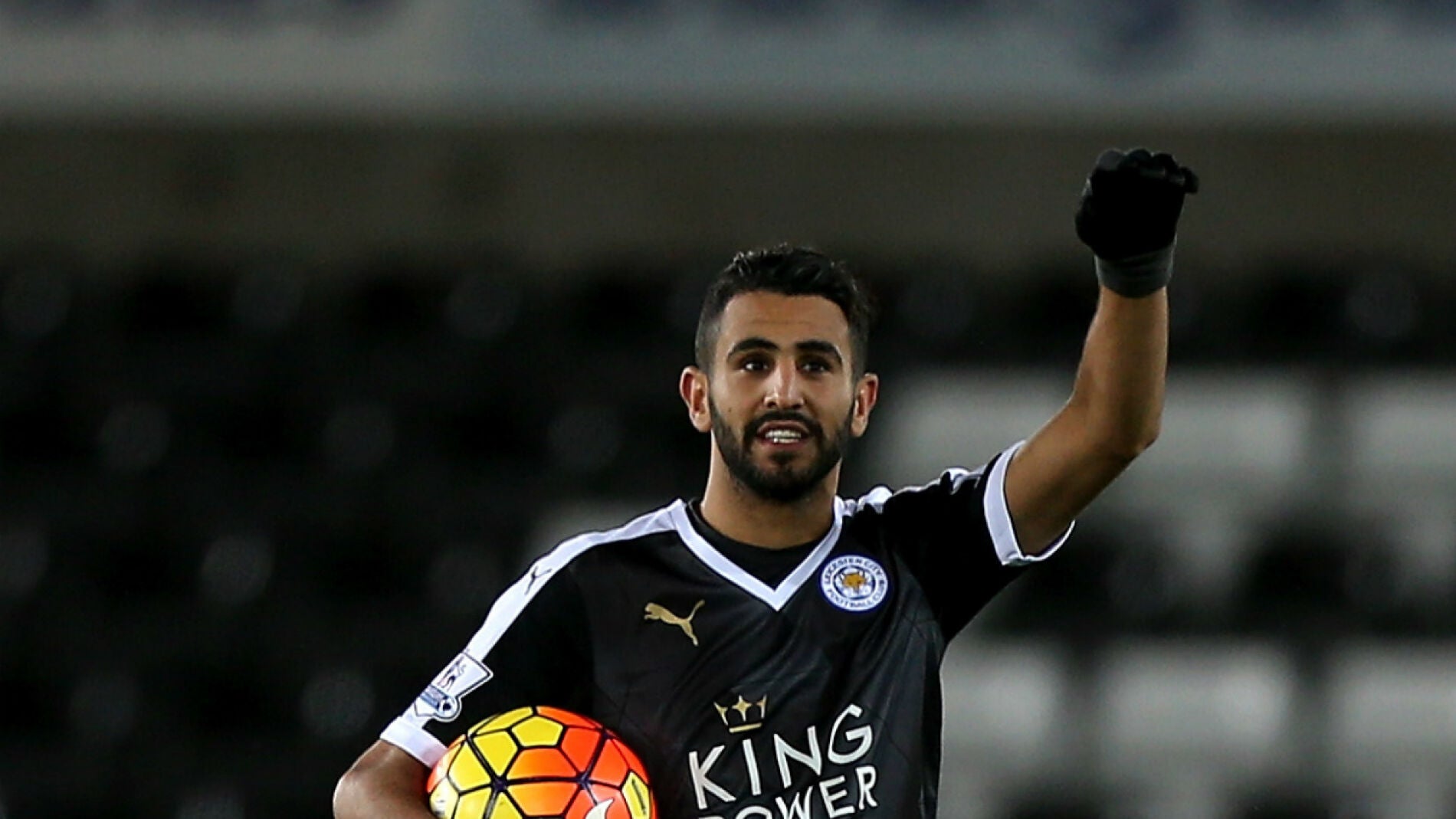 Mahrez celebra un gol