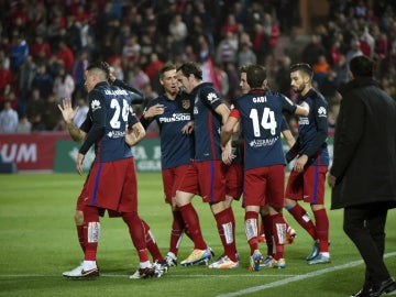 Los jugadores del Atlético celebran un gol