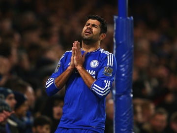 Diego Costa lamenta una ocasión fallada en Stamford Bridge