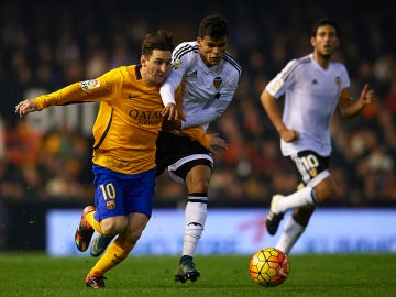 Messi intenta avanzar ante la defensa del Valencia