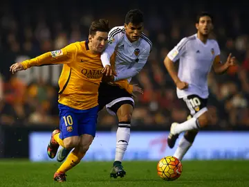 Messi intenta avanzar ante la defensa del Valencia Messi intenta avanzar ante la defensa del Valencia