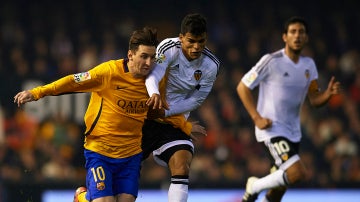 Messi intenta avanzar ante la defensa del Valencia