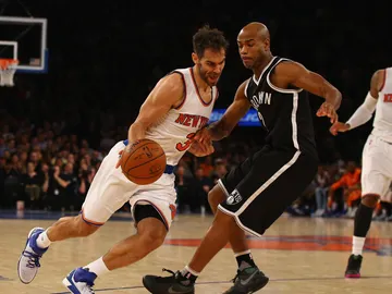 Calderón ataca ante la defensa de Jarret Jack Calderón ataca ante la defensa de Jarret Jack