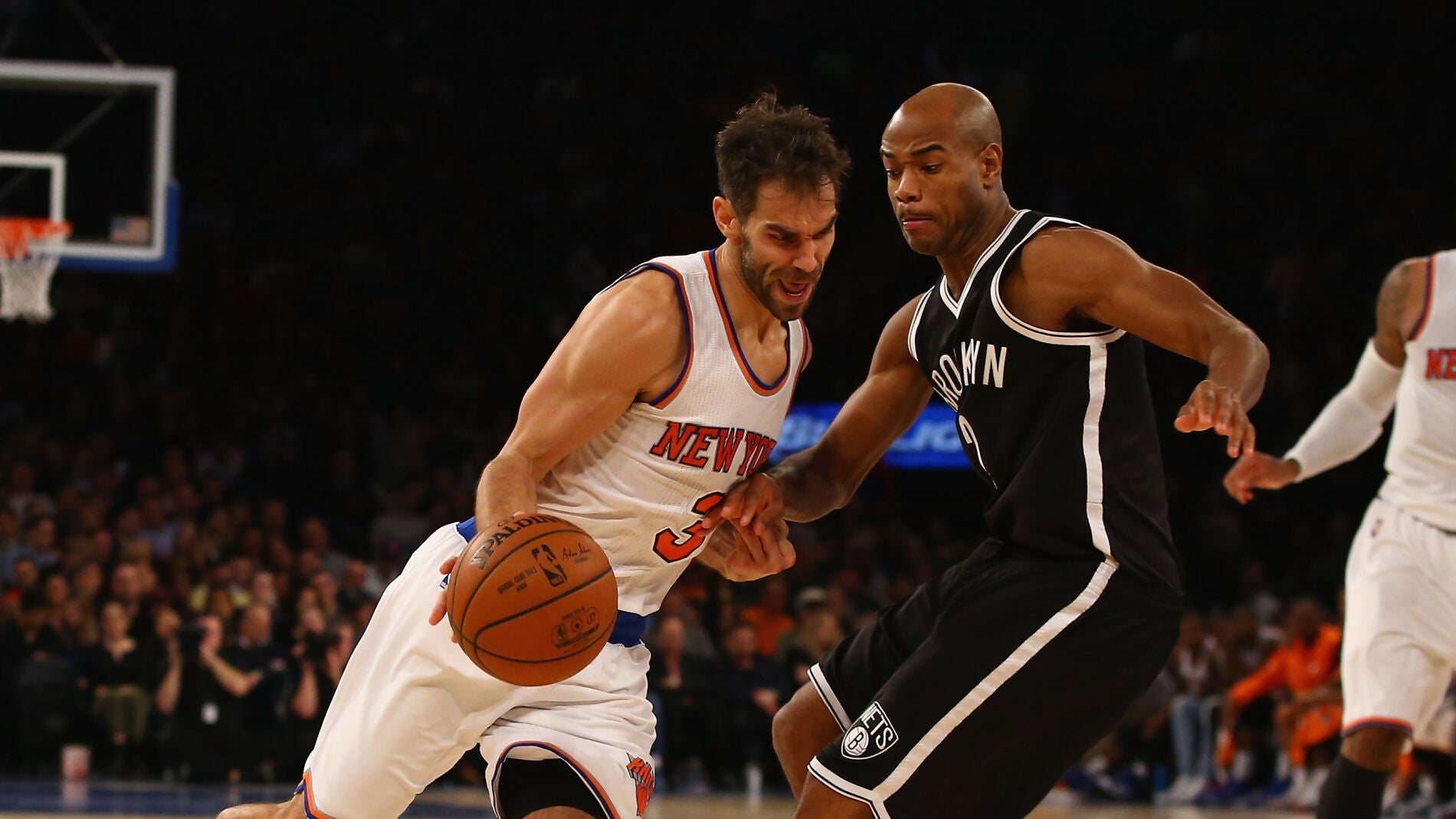 Calder&oacute;n ataca ante la defensa de Jarret Jack