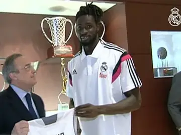 Ndour junto a Florentino Pérez Ndour junto a Florentino Pérez