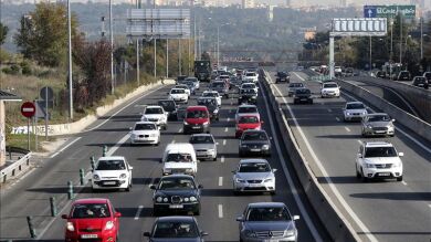 Las retenciones en las grandes ciudades complican la 'Operación Salida' por el Puente de la Constitución