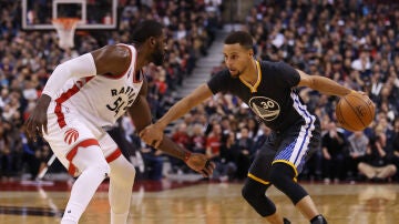 Stephen Curry conduce el balón ante la defensa de Patrick Patterson