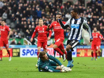 Georginio Wijnaldum bate a Mignolet Georginio Wijnaldum bate a Mignolet