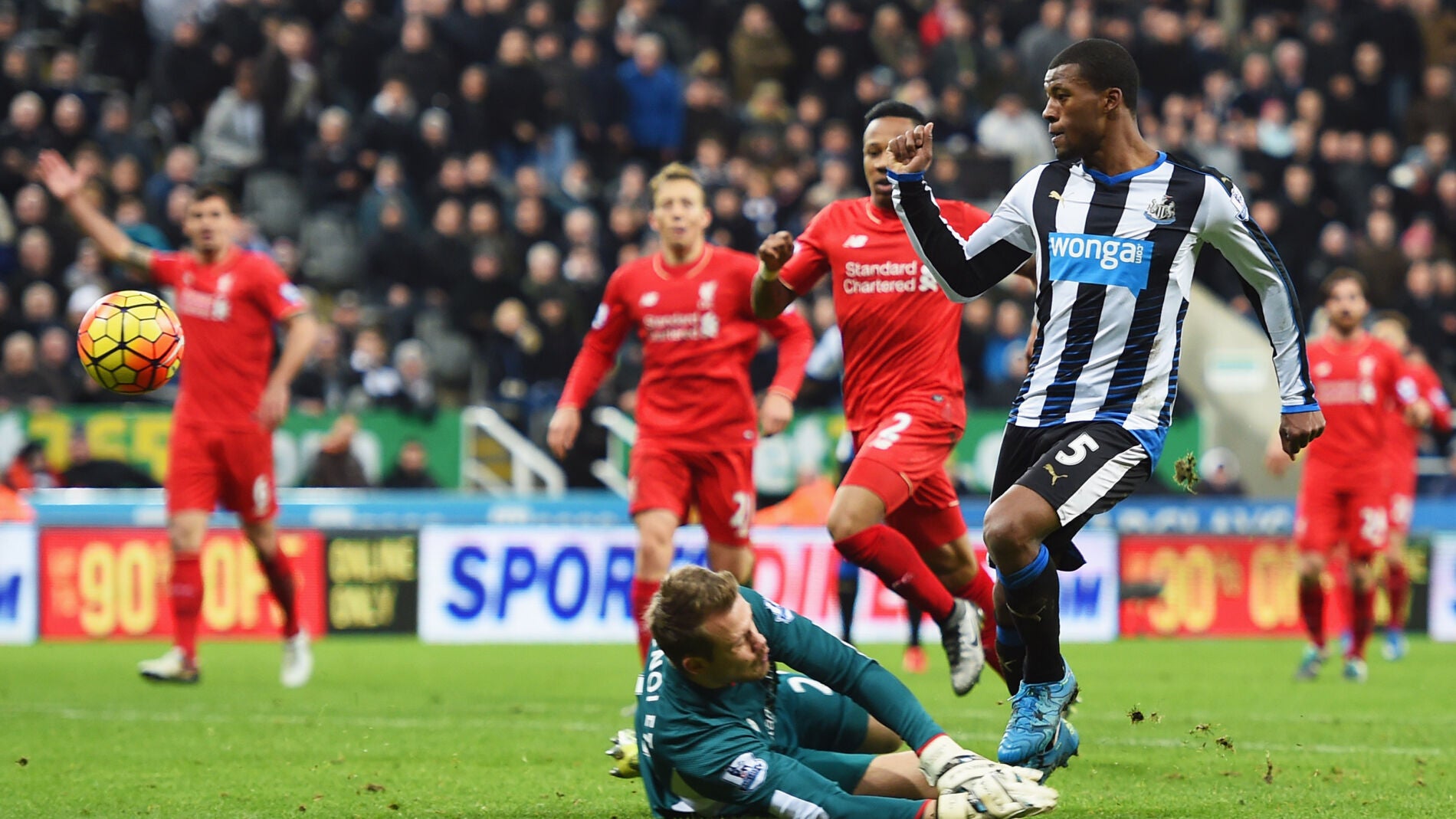 Georginio Wijnaldum bate a Mignolet