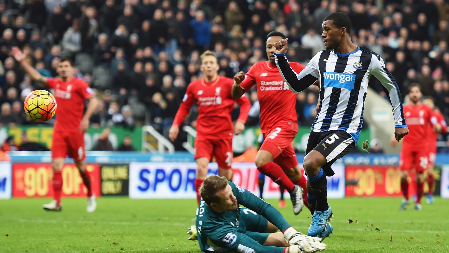 Georginio Wijnaldum bate a Mignolet Georginio Wijnaldum bate a Mignolet