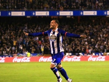 Lucas Pérez celebra un gol frente al Sevilla