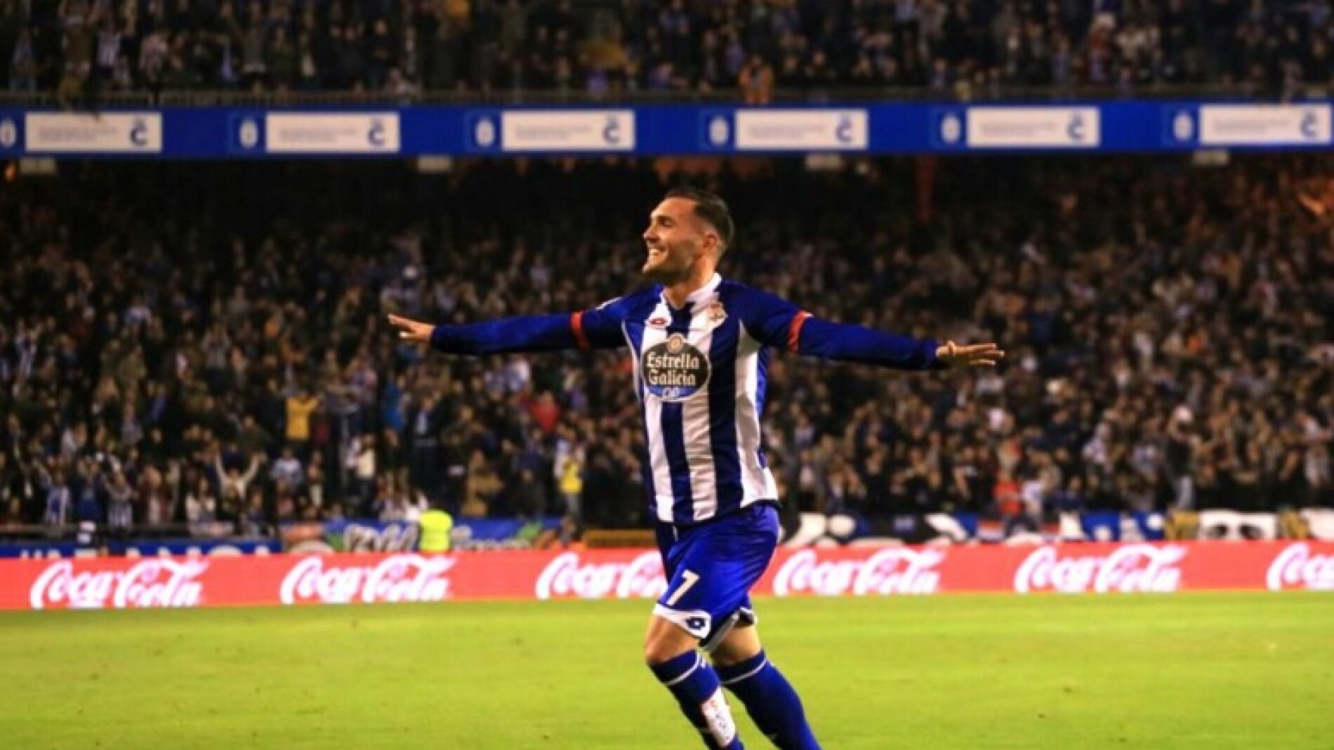 Lucas P&eacute;rez celebra un gol frente al Sevilla