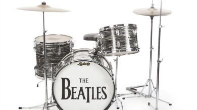 Vendida por dos millones de euros una batería de Ringo Starr en una subasta