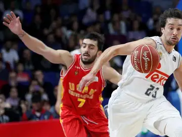 El base del Real Madrid, Sergio Llull (d), se lleva la pelota ante el argentino Facundo Campazzo (i), del UCAM Murcia El base del Real Madrid, Sergio Llull (d), se lleva la pelota ante el argentino Facundo Campazzo (i), del UCAM Murcia