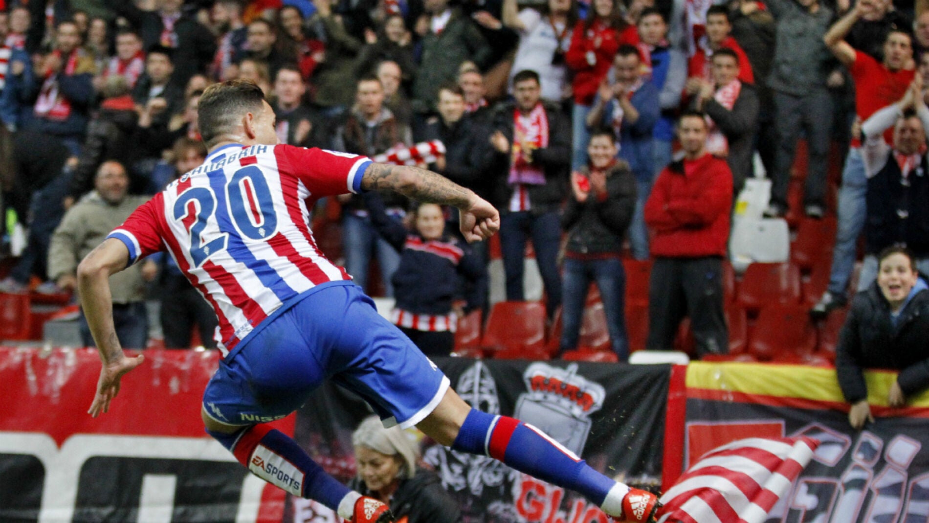 Sanabria celebra un gol con el Sporting