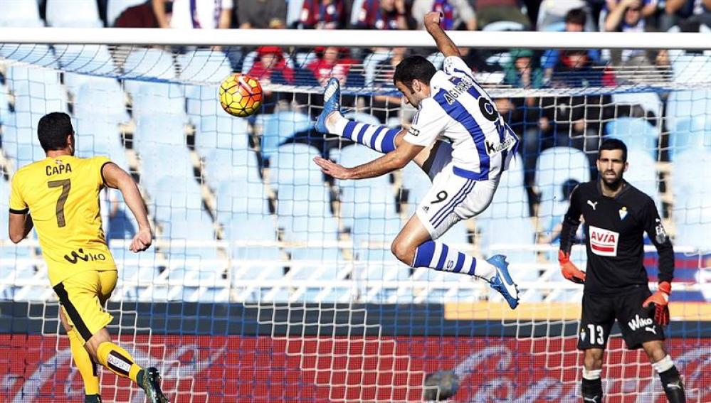 Agirretxe intenta controlar un balón en Anoeta ante el Eibar