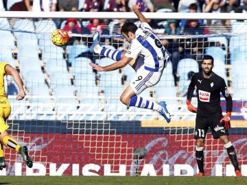 Agirretxe intenta controlar un balón en Anoeta ante el Eibar