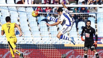 Agirretxe intenta controlar un balón en Anoeta ante el Eibar