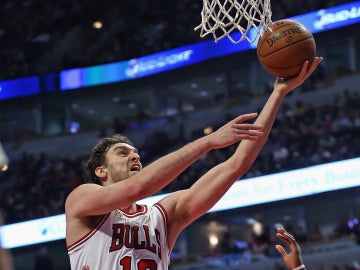 Gasol intenta anotar en un partido con los Chicago Bulls