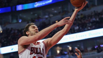 Gasol intenta anotar en un partido con los Chicago Bulls