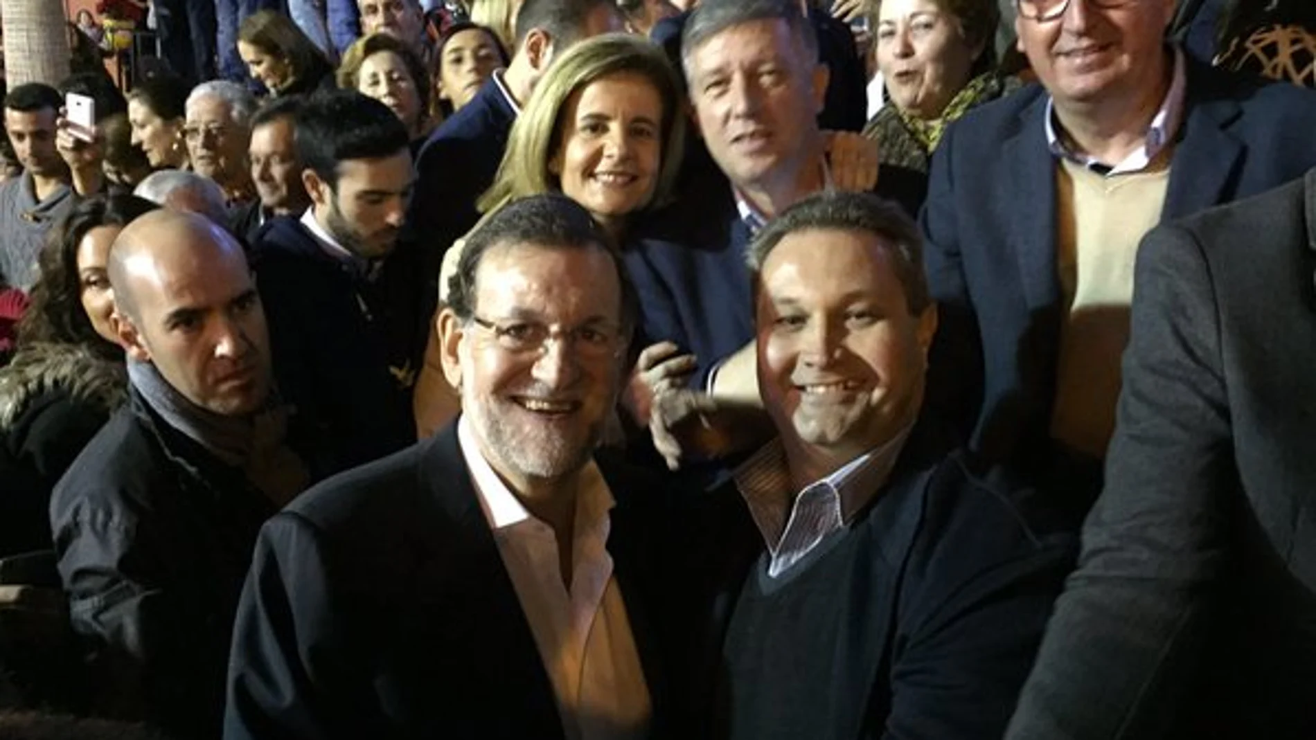 Mariano Rajoy se ha fotografiado con los vecinos de Palos de la Frontera