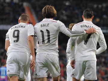 Benzema, Bale y Cristiano celebran un gol con el Real Madrid