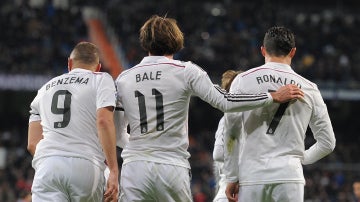 Benzema, Bale y Cristiano celebran un gol con el Real Madrid