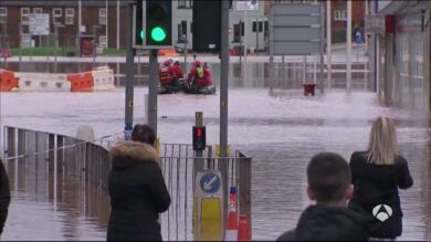 Miles de ciudadanos evacuados en el norte de Inglaterra y Escocia por el temporal