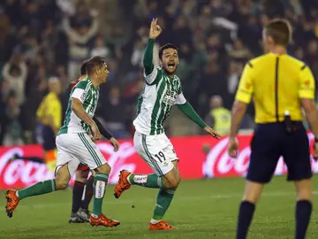Jorge Molina marca un gol con el Betis Jorge Molina marca un gol con el Betis
