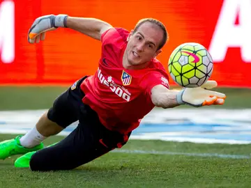 Oblak se estira en un entrenamiento Oblak se estira en un entrenamiento
