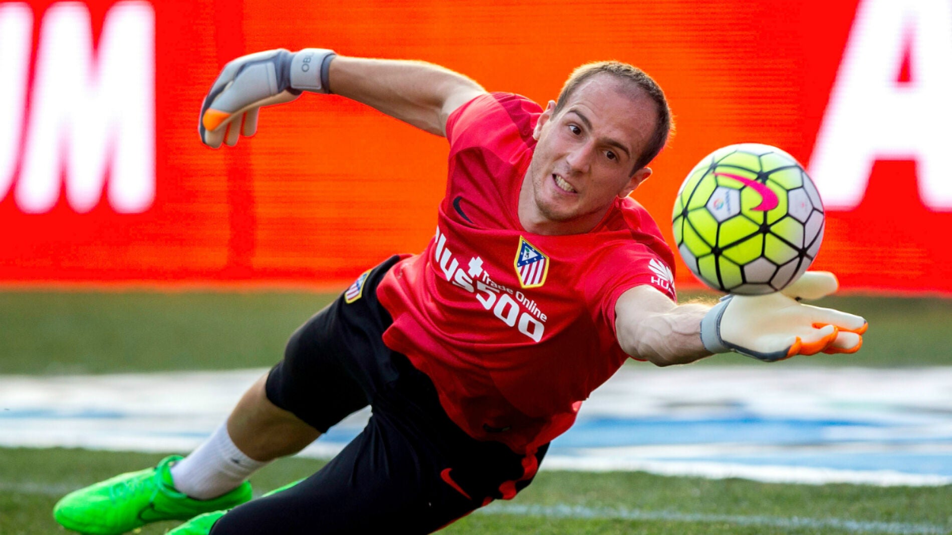 Oblak se estira en un entrenamiento