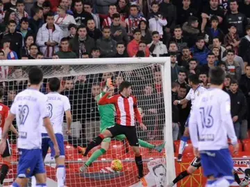 Ángel Luis Rodríguez marca ante el Bilbao Athletic Ángel Luis Rodríguez marca ante el Bilbao Athletic