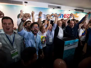 Miembros de la coalición opositora Mesa de Unidad Democrática Miembros de la coalición opositora Mesa de Unidad Democrática