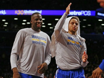 Stephen Curry y Draymond Green celebran el triunfo de los Warriors