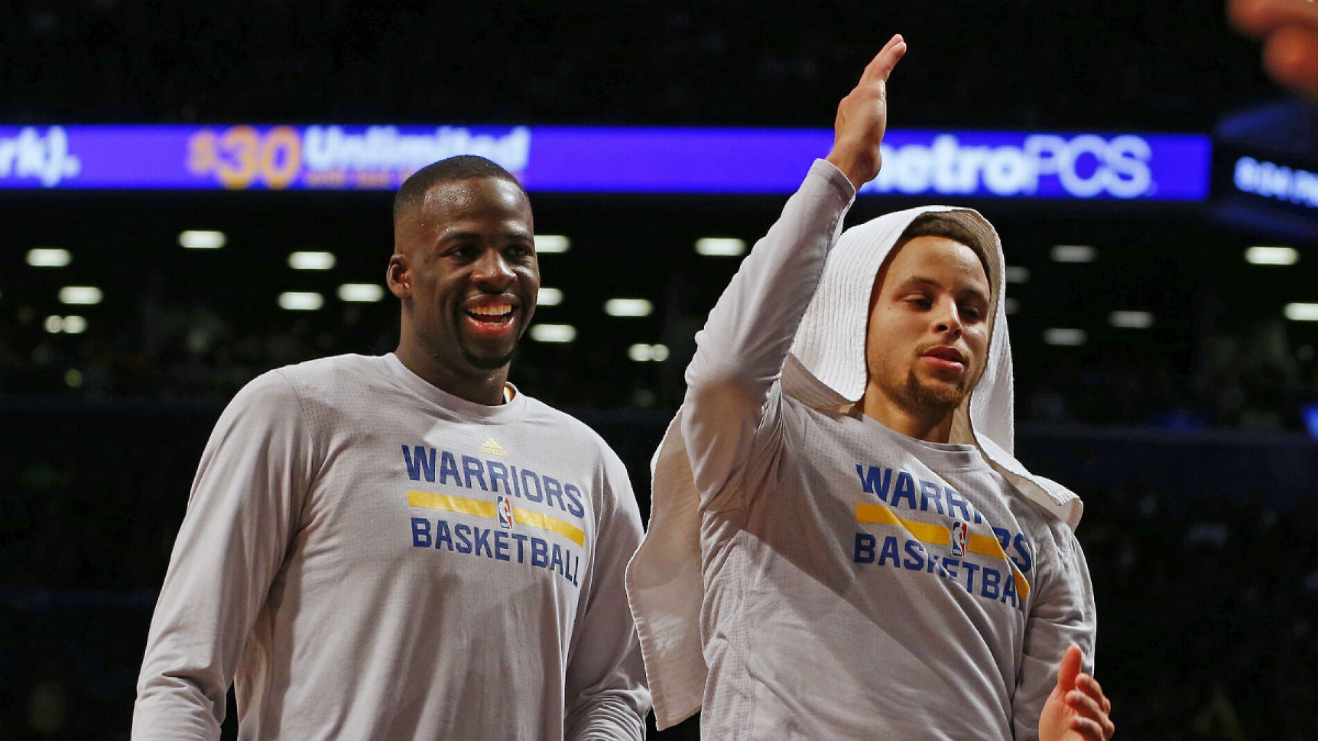 Stephen Curry y Draymond Green celebran el triunfo de los Warriors