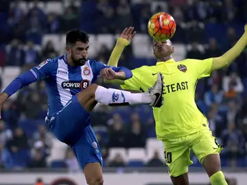 Marco Asensio disputa un balón ante Deyverson Silva Marco Asensio disputa un balón ante Deyverson Silva
