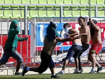 Radicales del Santiago Wanderers y Colo Colo se pegan durante el partido Radicales del Santiago Wanderers y Colo Colo se pegan durante el partido