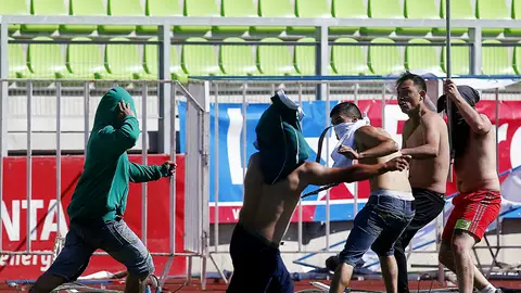 Radicales del Santiago Wanderers y Colo Colo se pegan durante el partido Radicales del Santiago Wanderers y Colo Colo se pegan durante el partido