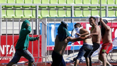 Brutal pelea entre radicales del Colo Colo y del Santiago Wanderers