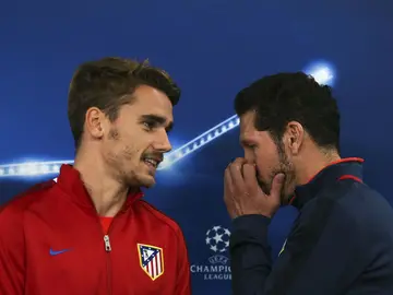 Griezmann conversa con Simeone Griezmann conversa con Simeone