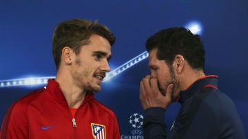 Griezmann conversa con Simeone