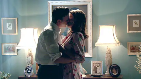 Adela y Tomás se dejan llevar por la pasión al recordar su primer beso Adela y Tomás se dejan llevar por la pasión al recordar su primer beso