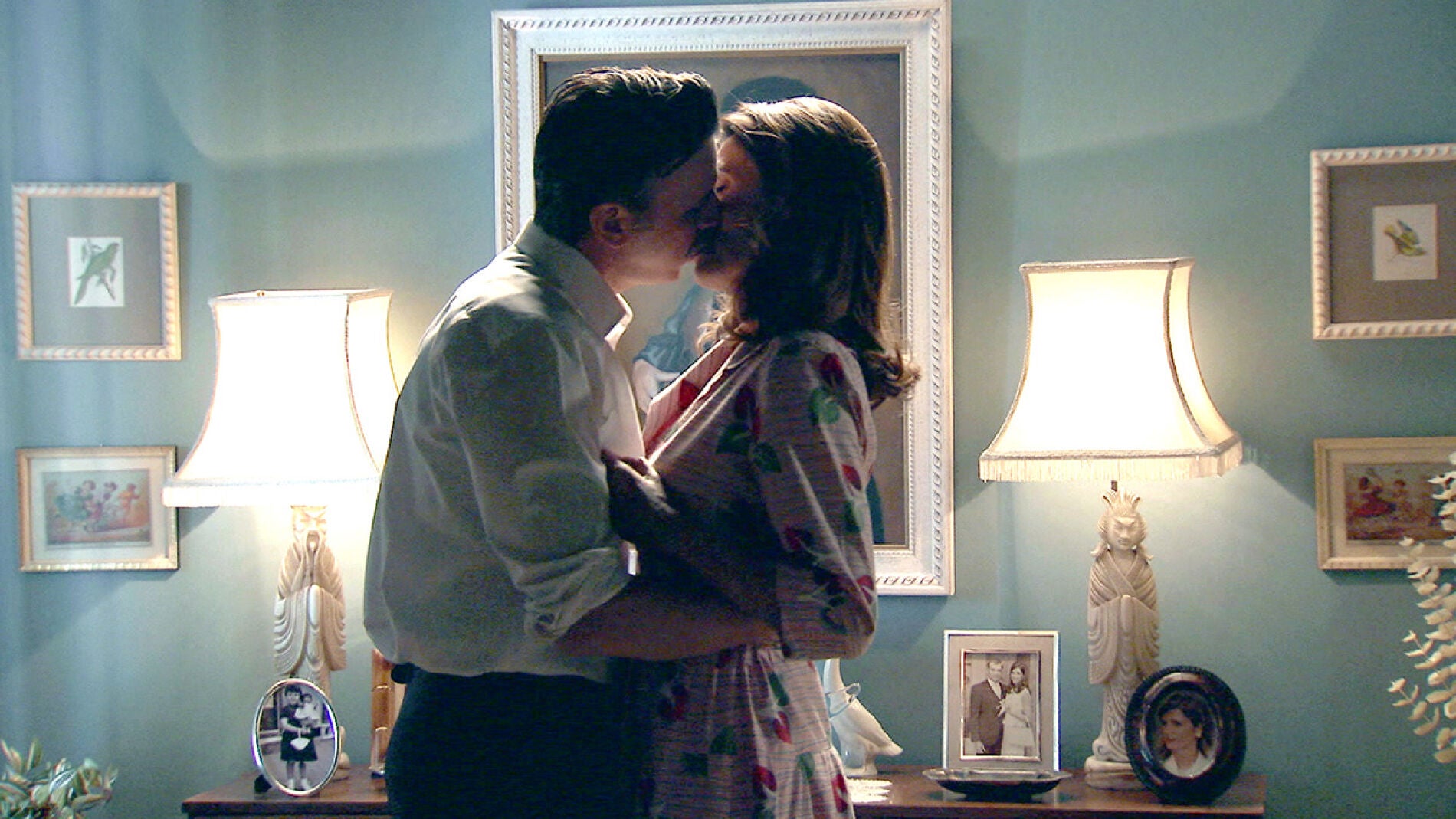 Adela y Tomás se dejan llevar por la pasión al recordar su primer beso 