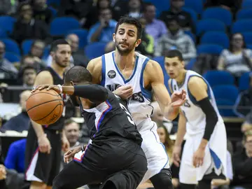 Chris Paul intenta entrar a canasta ante la defensa de Ricky Rubio Chris Paul intenta entrar a canasta ante la defensa de Ricky Rubio
